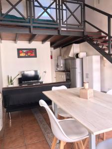 a kitchen with a table and chairs in a room at Loft 5ta sección Mendoza in Mendoza