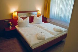 Letto o letti in una camera di AVALON Hotelpark Königshof