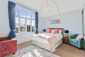 ein Schlafzimmer mit einem Bett, einem Stuhl und einem Fenster in der Unterkunft The Torcroft Apartments at Bedford House in Torquay