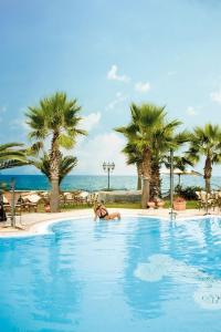 una mujer en una piscina en un complejo en Hotel Palace 4S, en Crotone