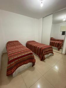 Ein Bett oder Betten in einem Zimmer der Unterkunft Departamento de 2 dormitorios con asador