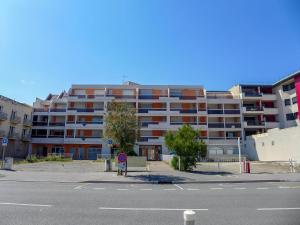 un gran edificio de apartamentos en el lateral de una calle en Apartment Les Terrasses du Levant by Interhome, en Narbonne-Plage