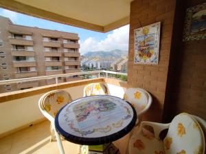 een balkon met een tafel en stoelen bij ACV - Costa Marina I-1ª linea planta 9 Sur in El Borseral