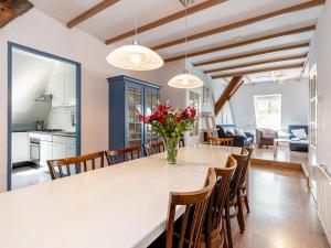 uma cozinha e sala de jantar com mesa e cadeiras em Holiday Home De Dars by Interhome em Stolpen