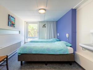 um quarto com paredes azuis e uma cama grande em Holiday Home De Dars by Interhome em Stolpen