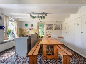 Een keuken of kitchenette bij Holiday Home Groepswoning De Appelgaard by Interhome