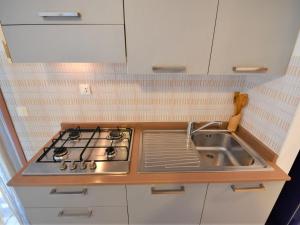 Kuchyňa alebo kuchynka v ubytovaní Apartment Simma-1 by Interhome