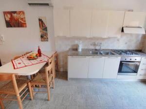 Kuchyňa alebo kuchynka v ubytovaní Apartment Simma-1 by Interhome