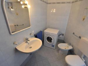Kúpeľňa v ubytovaní Apartment Simma-1 by Interhome
