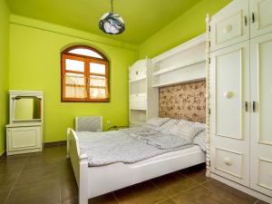 バラトンマーリアフュルドゥーにあるHoliday Home Green by Interhomeの緑の壁のベッドルーム1室(窓付)