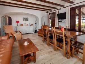Balcon del MarにあるHoliday Home Cala Vista by Interhomeのリビングルーム(テーブル、ソファ付)