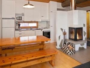 ルカにあるHoliday Home Rukapahta 15 by Interhomeのキッチン(木製テーブル、暖炉付)