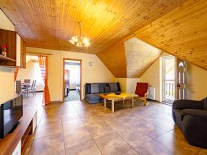 salon z kanapą i stołem w obiekcie Apartment Scarlett 2 by Interhome w mieście Balatonszemes