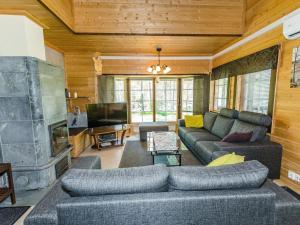 uma sala de estar com um sofá e uma lareira em Holiday Home Lakunlahti by Interhome em Paalasmaa