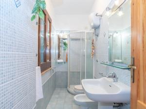 Kylpyhuone majoituspaikassa Apartment Casa Casu by Interhome