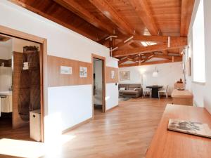 un soggiorno con soffitti in legno e tavolo di Apartment Romeo by Interhome a Modica