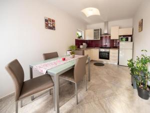 Kuchyň nebo kuchyňský kout v ubytování Apartment Nada by Interhome