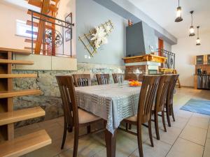 Chalet Vršak by Interhome في Alan: مطبخ وغرفة طعام مع طاولة وكراسي