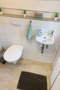 łazienka z toaletą i umywalką w obiekcie Holiday Home Vosshörn by Interhome w mieście Westerschoo