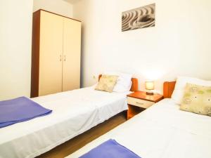 sypialnia z 2 łóżkami i szafką nocną w obiekcie Apartment Dragica-1 by Interhome w mieście Podorjak