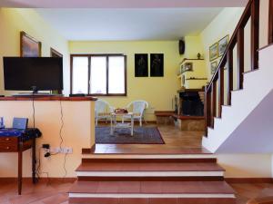 Televízia a/alebo spoločenská miestnosť v ubytovaní Villa Sunny by Interhome