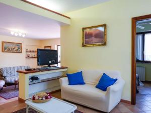 Televízia a/alebo spoločenská miestnosť v ubytovaní Villa Sunny by Interhome