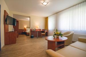 TV a/nebo společenská místnost v ubytování AVALON Hotelpark Königshof