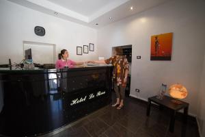 twee vrouwen aan een balie in een salon bij Hotel Le Rose in Tivoli Terme