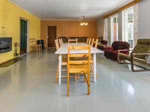una sala da pranzo e un soggiorno con tavolo e sedie. di Holiday Home Kylämattila by Interhome a Ilola