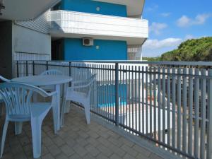 un patio con tavolo e sedie sul balcone. di Apartment Simma-9 by Interhome a Bibione