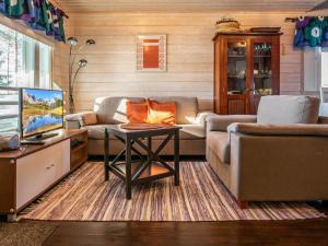 una sala de estar con un sofá y una mesa en Holiday Home Naurisniemi by Interhome, en Hankamäki