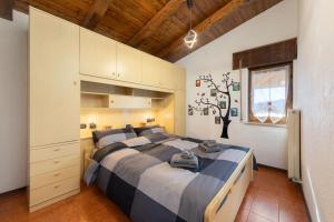 a large bedroom with a large bed in it at ASIAGO - Chalet panoramico con Wifi e Free Parking in Gallio