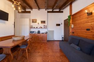 a living room with a table and a couch at ASIAGO - Chalet panoramico con Wifi e Free Parking in Gallio