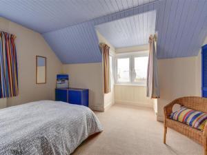ブロードステアーズにあるHoliday Home Shutler by Interhomeの青い天井のベッドルーム1室(ベッド1台付)