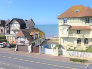 un groupe de maisons sur le côté d'une rue dans l'établissement Apartment Kennedy by Interhome, à Villers-sur-Mer