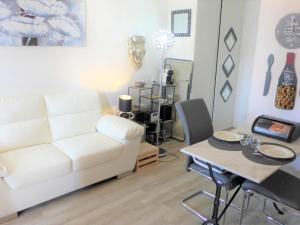 - un salon avec un canapé blanc et une table dans l'établissement Apartment Kennedy by Interhome, à Villers-sur-Mer