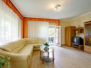 uma sala de estar com um sofá e uma mesa em Apartment Yucca 1 by Interhome em Zamárdi