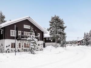 uma casa está coberta de neve numa rua em Holiday Home Levin rinnelinna a8 by Interhome em Sirkka