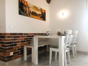 une salle à manger avec une table et des chaises blanches dans l'établissement Apartment Residenza Monte Bré - Apt-002 Haus1 by Interhome, à Lugano
