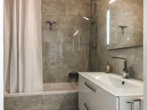 une salle de bain avec une douche, un lavabo et une baignoire dans l'établissement Apartment Residenza Monte Bré - Apt-002 Haus1 by Interhome, à Lugano