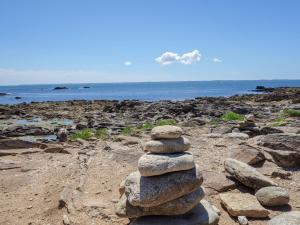 een stapel stenen op een rotsachtig strand bij Studio Trouz Ar Mor-3 by Interhome in Quiberon