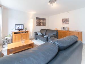 TV a/nebo společenská místnost v ubytování Holiday Home Vissershuisje 9-21 by Interhome