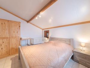 een slaapkamer met een groot bed in een kamer bij Holiday Home New Village Park-7 by Interhome in Bredene