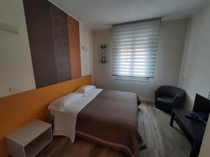 Llit o llits en una habitació de STOP&GO Suites and Apartments