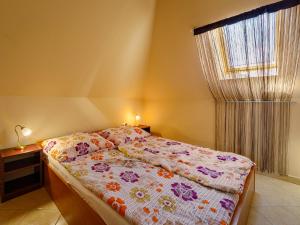 sypialnia z łóżkiem i oknem w obiekcie Apartment Yucca 2 by Interhome w Zamárdi