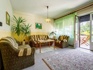 un soggiorno con 2 sedie e un tavolo di Holiday Home Mango by Interhome a Zamárdi