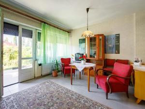 un soggiorno con tavolo e sedie rosse di Holiday Home Mango by Interhome a Zamárdi