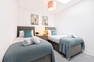 Tempat tidur dalam kamar di Morriston Accommodation - TV in Every Bedroom!