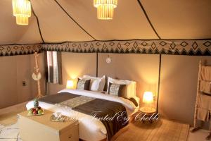 Postel nebo postele na pokoji v ubytování Luxury Tented Erg Chebbi
