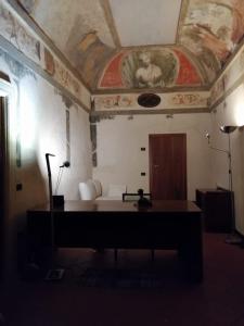 um quarto com uma cama com um quadro no tecto em Palazzo cinquecentesco con giardino interno em Verona